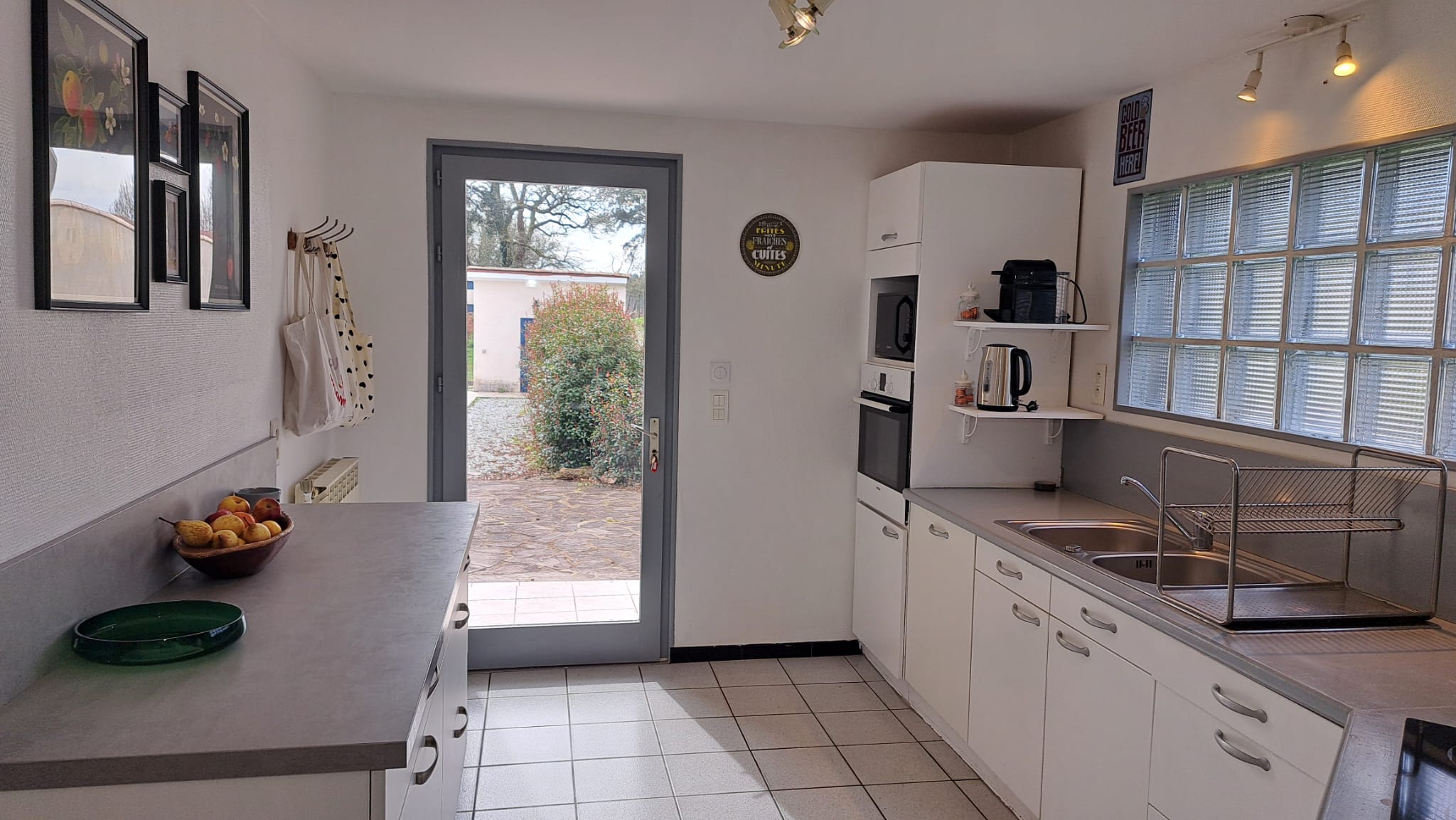 Cuisine avec accès à la location avec jardin Landes